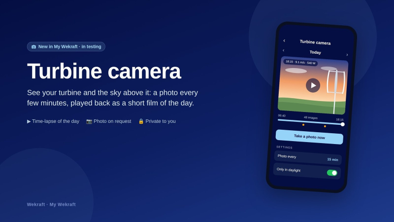 Een telefoon met de pagina Turbinecamera in My Wekraft, die een timelapse van een windturbine bij zonsondergang afspeelt, met de knop ‘Nu foto maken’ en de camera-instellingen