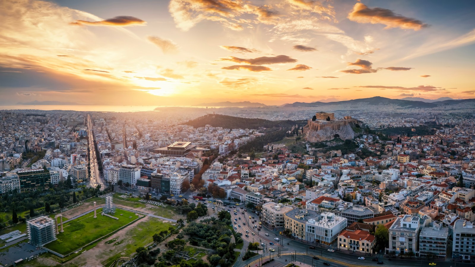 Athen bei Sonnenuntergang, die Stadt breitet sich unter den Hügeln Attikas aus