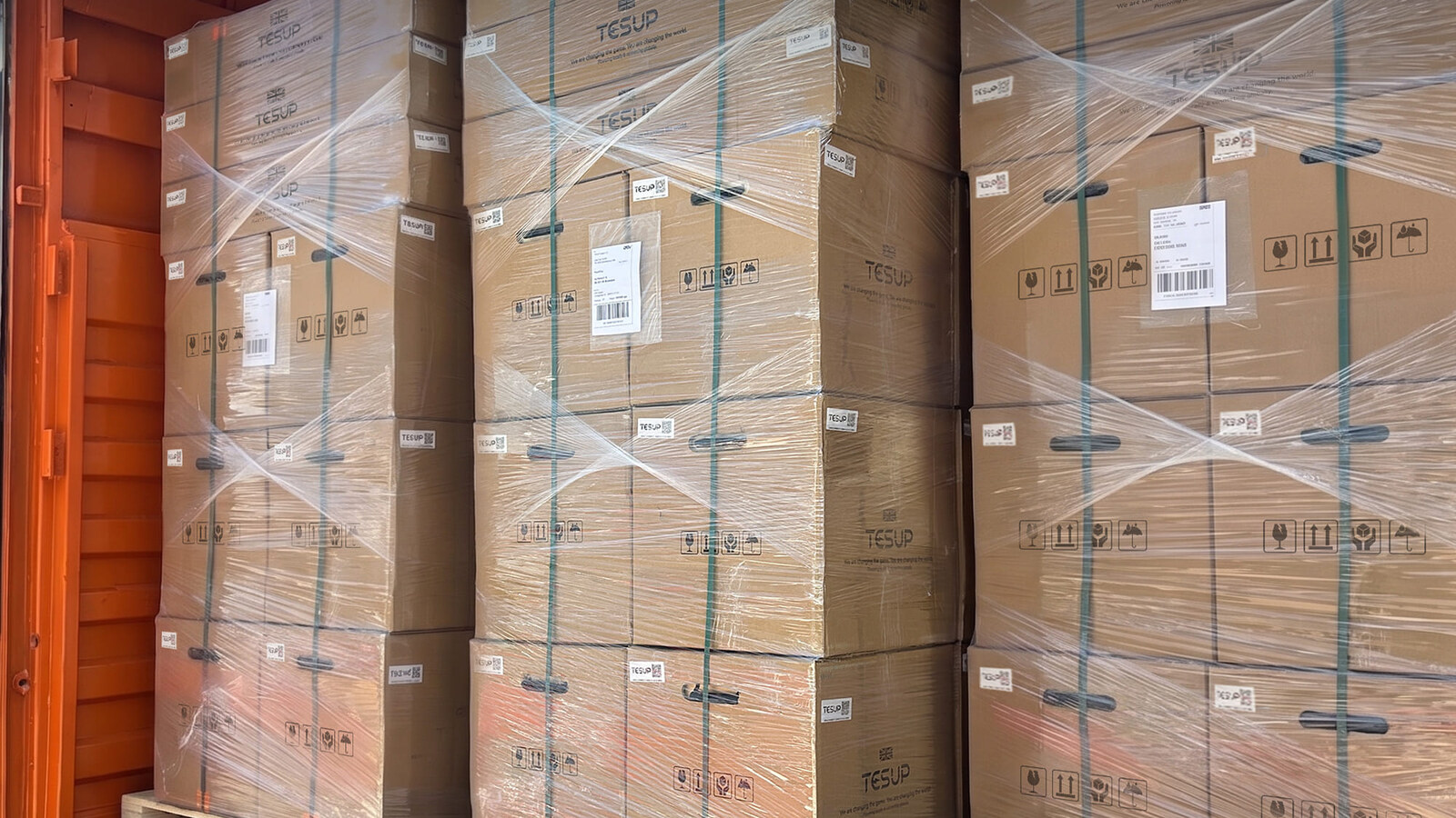Pallets met Wekraft-windturbines, geladen in een container voor verzending