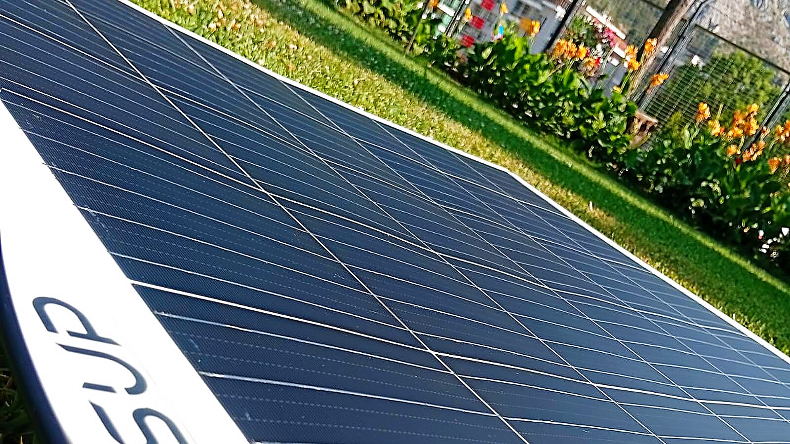 Een semi-flexibel Wekraft Flex-zonnepaneel in het zonlicht