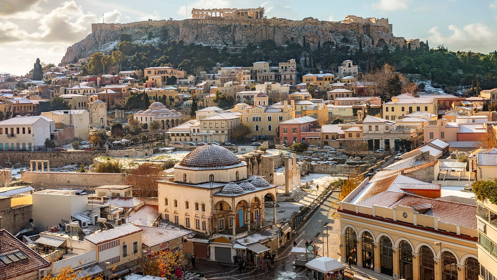 Athene onder een dun laagje sneeuw, over de daken heen gezien richting de Akropolis