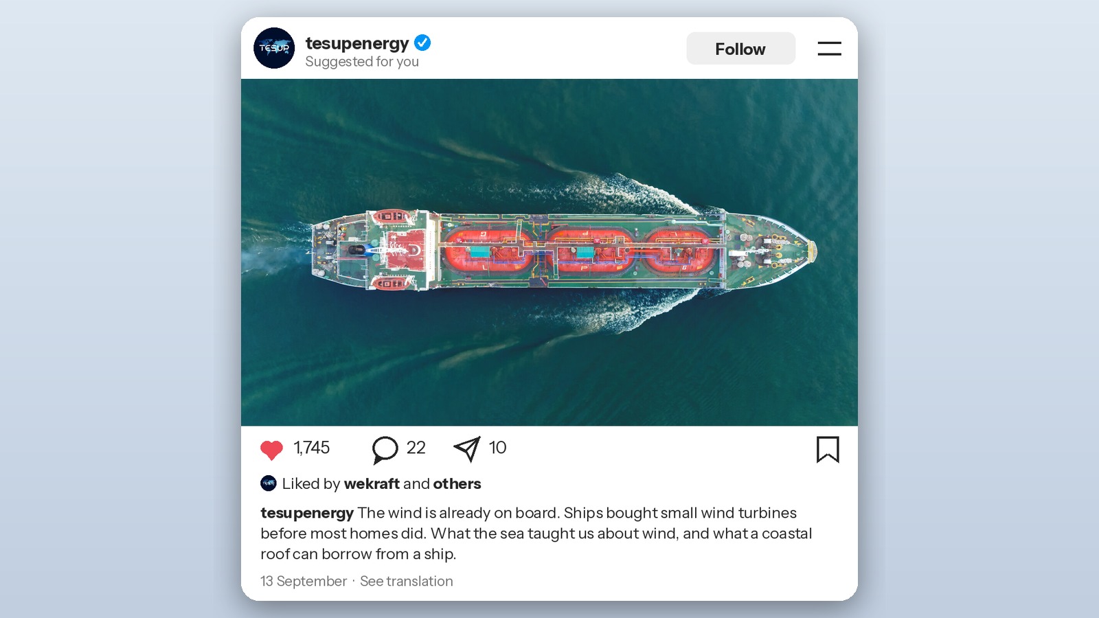 Een gastanker onderweg op open zee, van boven gezien, met zijn kielzog erachter