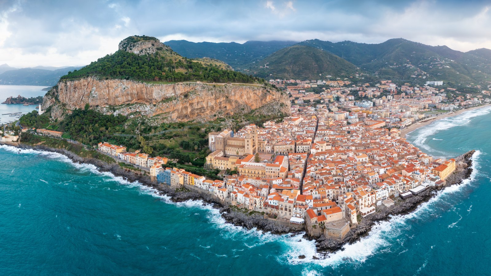 Luchtfoto van Cefalù aan de Tyrreense kust van Sicilië, een stad gebouwd op een vrijliggende landtong met zee aan beide zijden